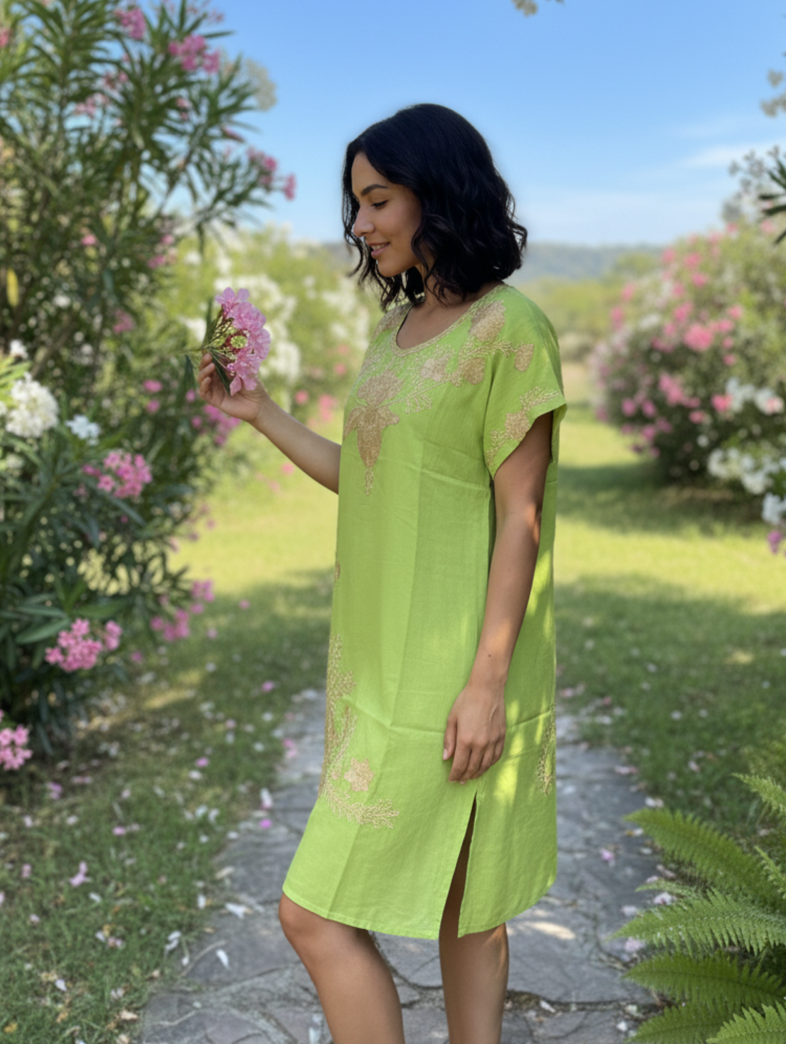 Vestido de Algodón con Bordado Zari Dorado - "Teal Elegance"