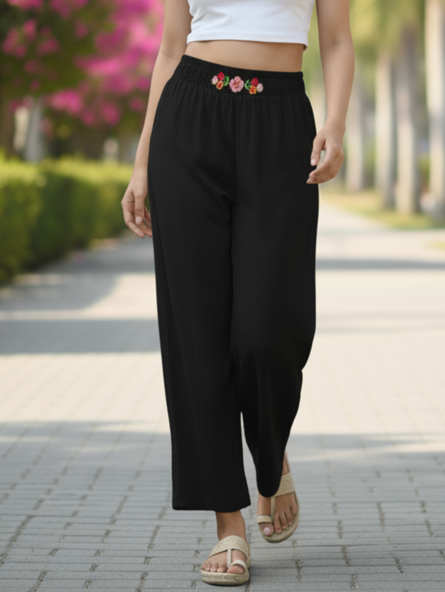 Pantalón Negro con Detalle Floral Bordado en Cintura
