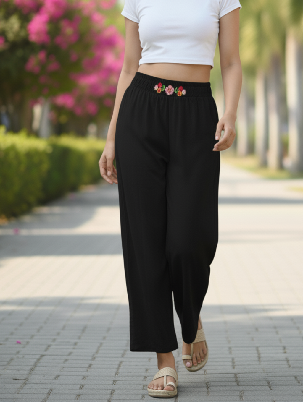 Pantalón Negro con Detalle Floral Bordado en Cintura