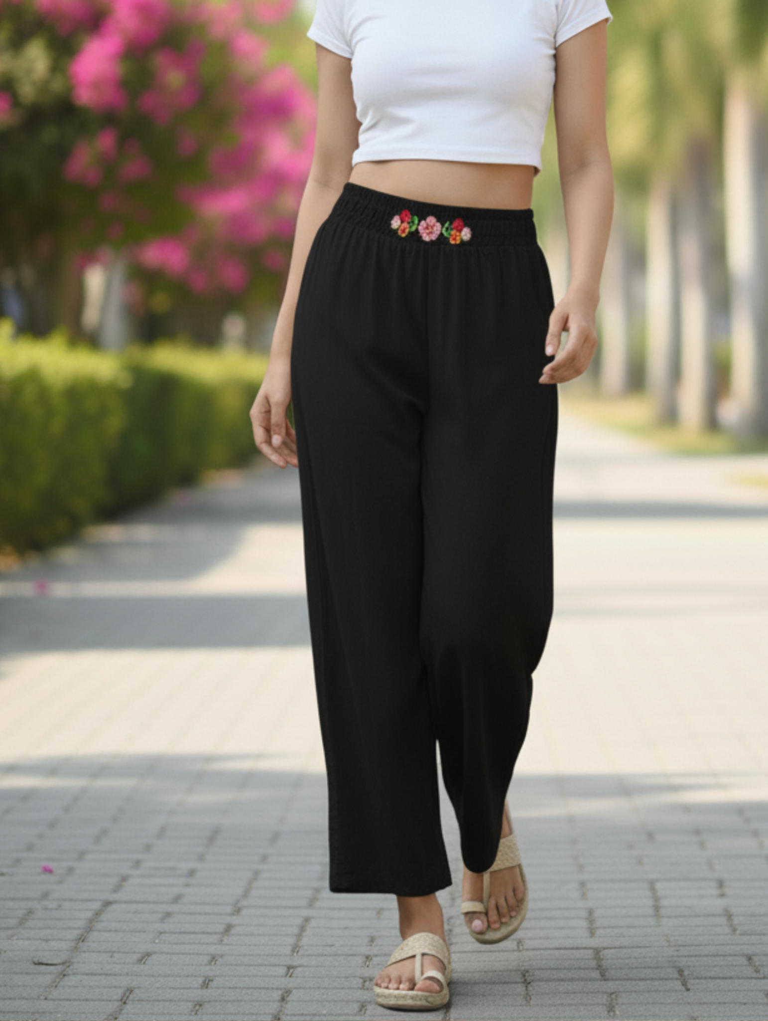 Pantalón Negro con Detalle Floral Bordado en Cintura