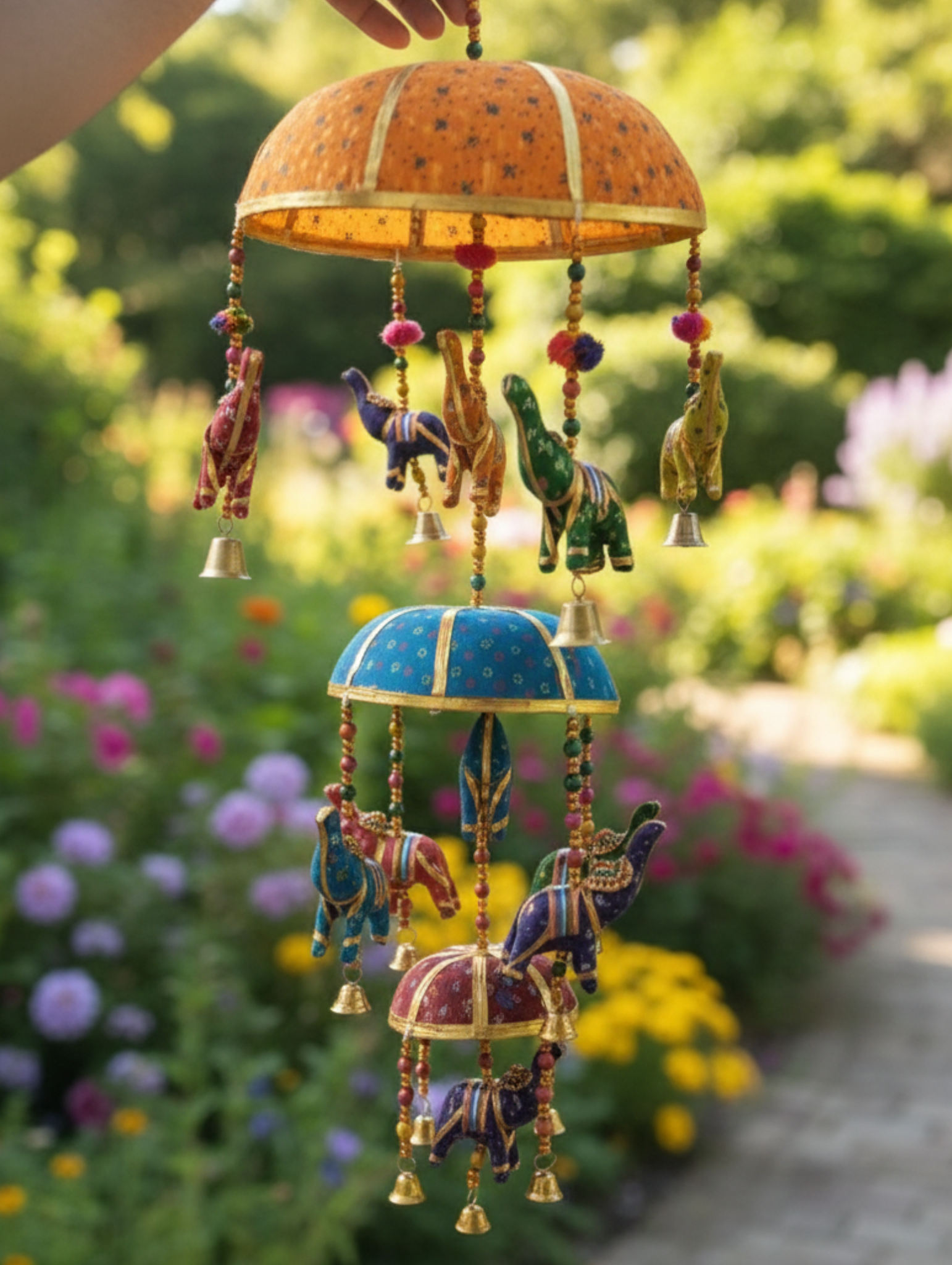 Móvil Decorativo Artesanal de Elefantes Indios - Colorido Colgante para Jardín, Balcón o Interior