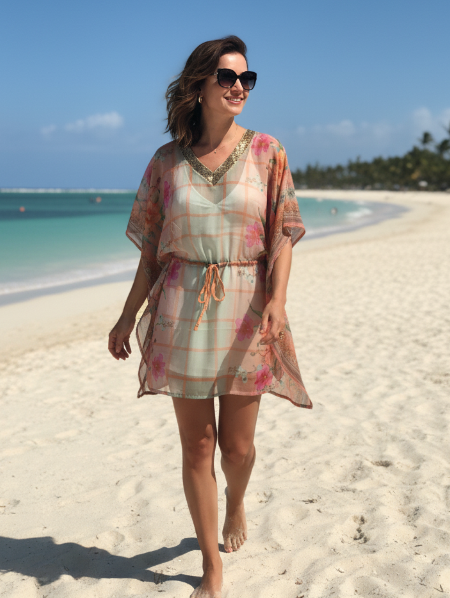 Caftanes de Playa Elegancia y Frescura Bajo el Sol