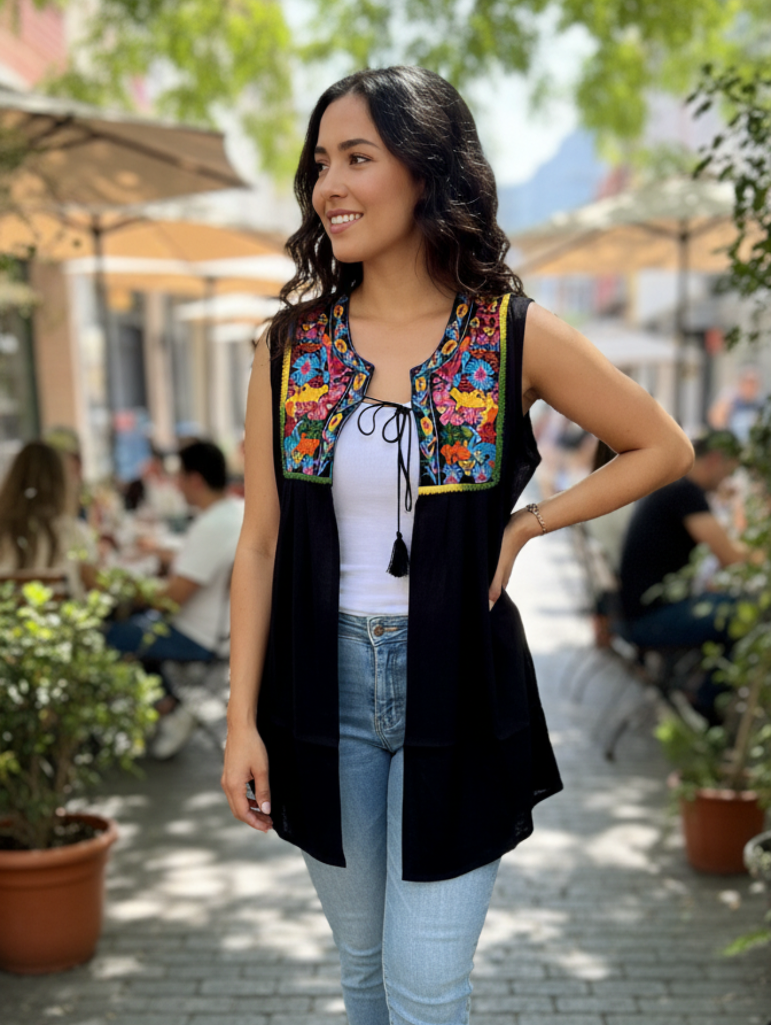 Vibras Mexicanas El Chaleco Bordado