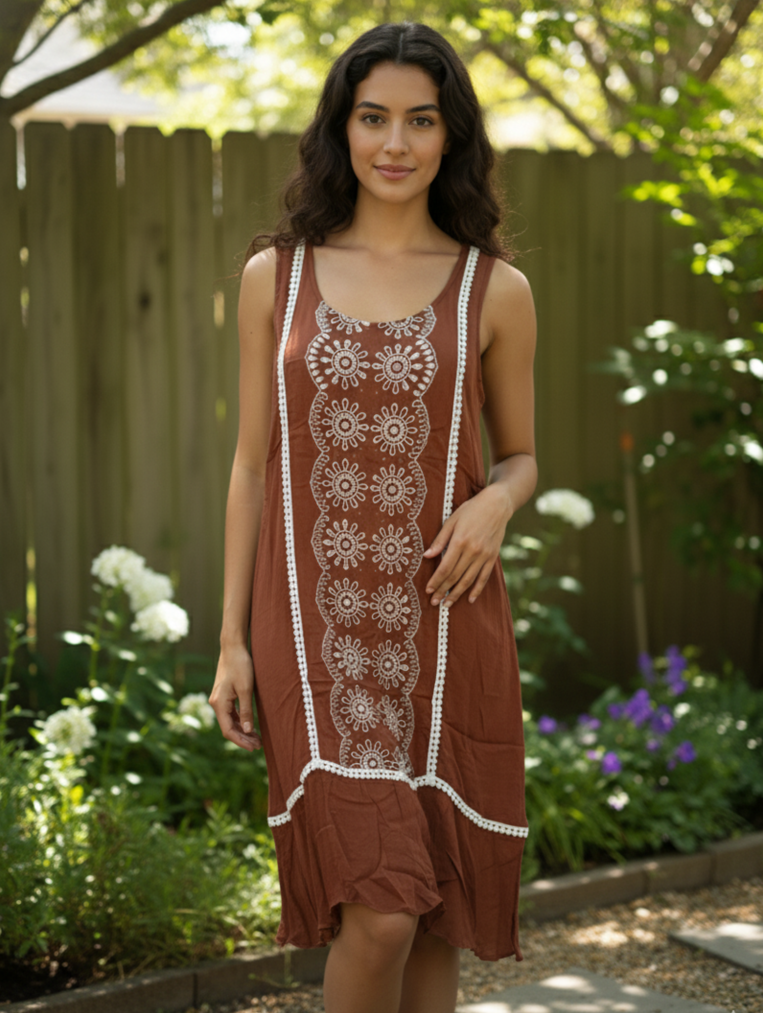 Vestido Boho-Chic con Bordado en Contraste: ¡Tu Esencia de Espíritu Libre!