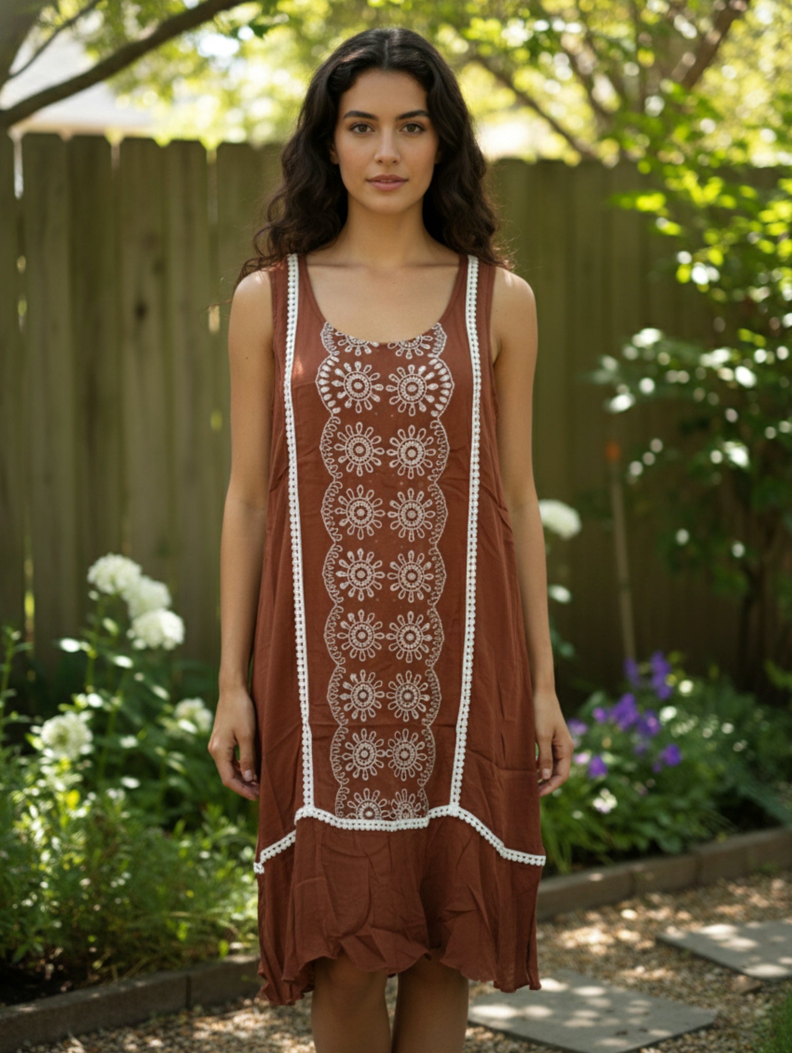 Vestido Boho-Chic con Bordado en Contraste: ¡Tu Esencia de Espíritu Libre!