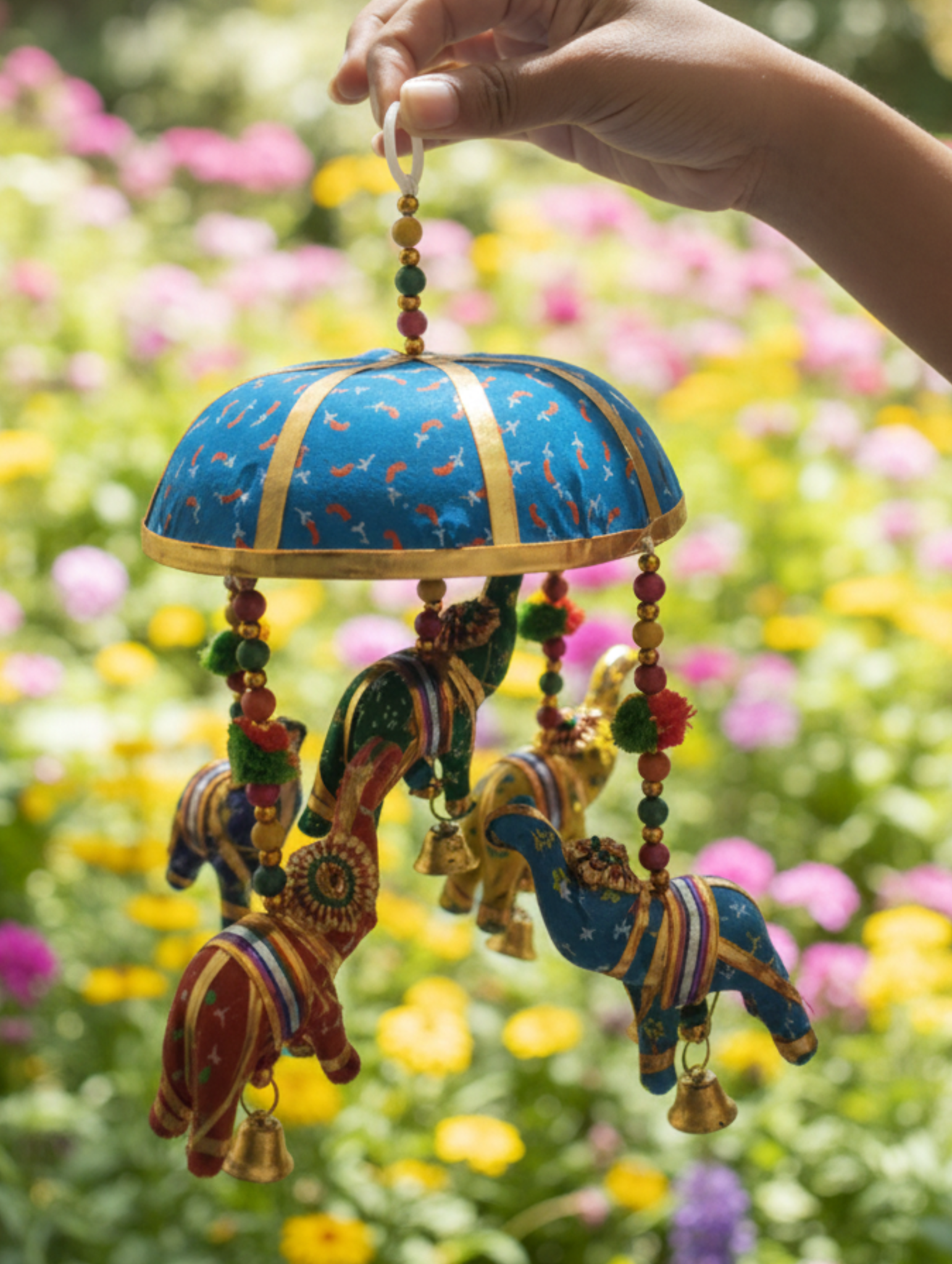 Móvil Decorativo Artesanal de Elefantes Indios - Colorido Colgante para Jardín, Balcón o Interior