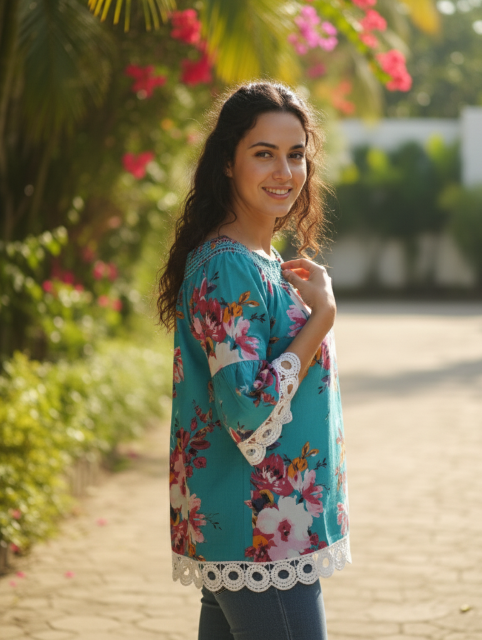 Blusa Campesina con Encaje y Estampado Floral Exuberante